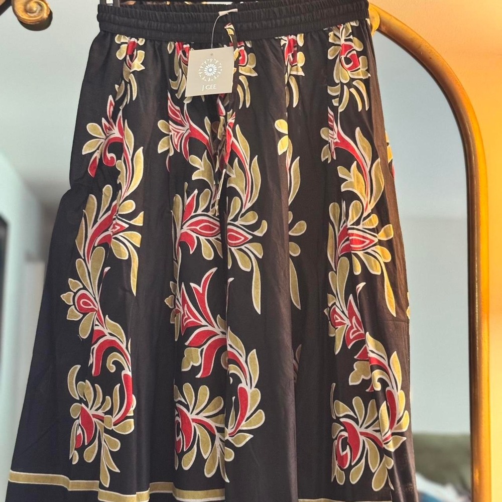 NWT 100%cotton skirt sz small